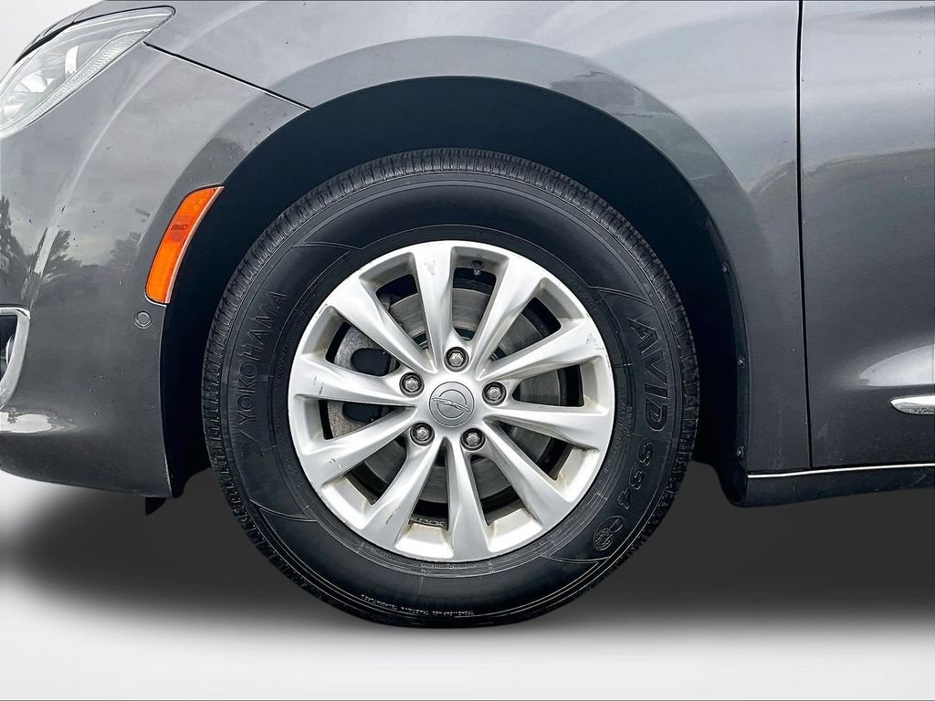 Used 2019 Chrysler Pacifica Touring-L w/ Advanced Safetytec Group FWD image 8