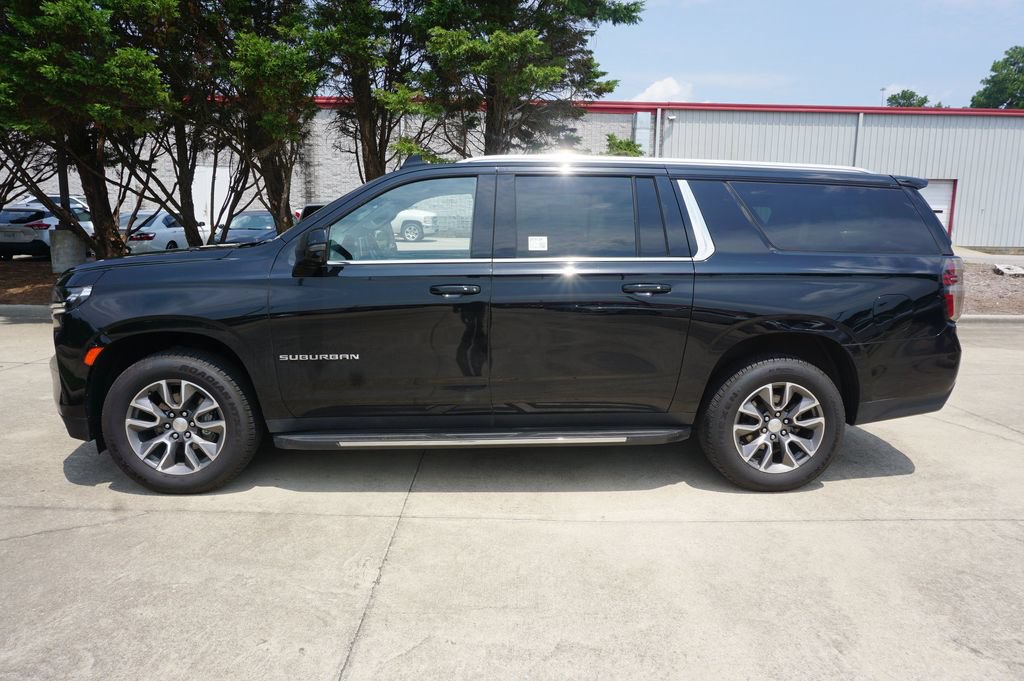 Used 2022 Chevrolet Suburban LT w/ Luxury Package RWD image 19