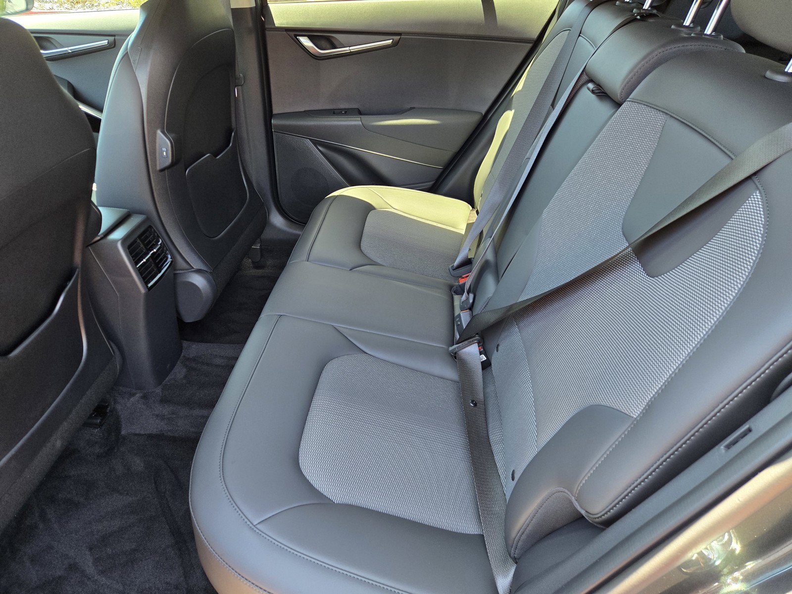 Used 2025 Kia Niro EX FWD image 11