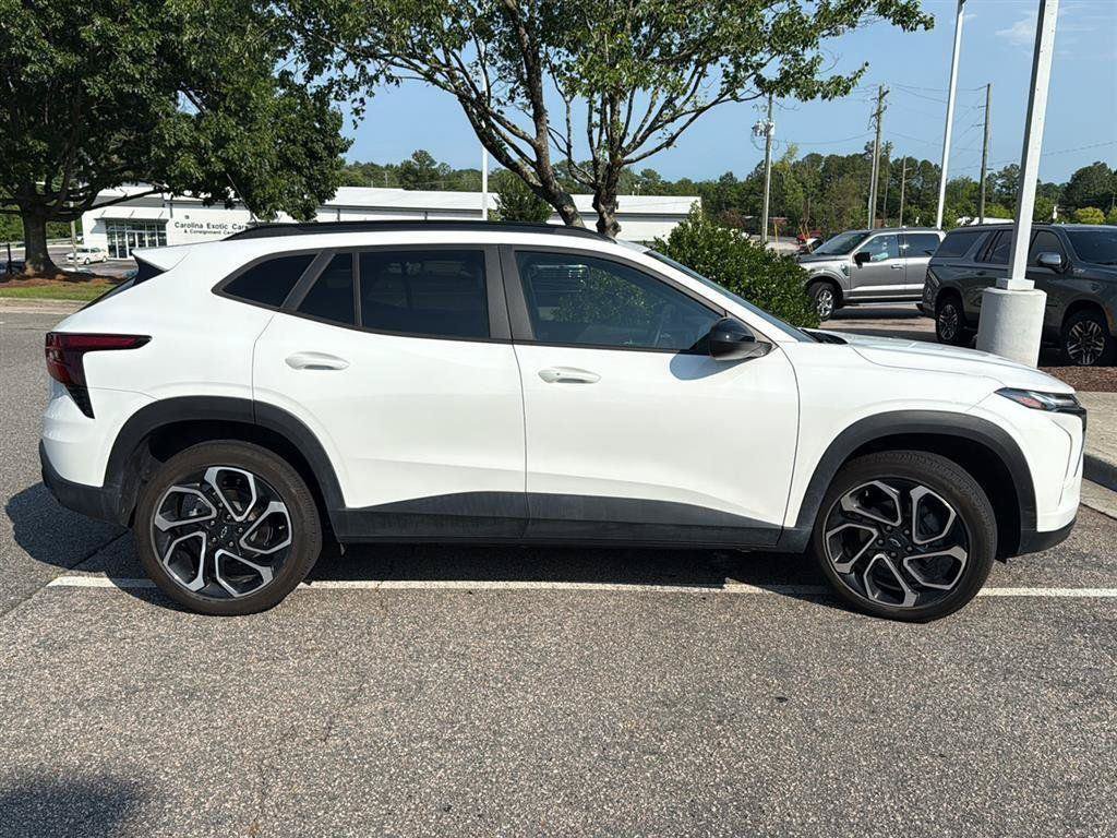 Used 2024 Chevrolet Trax RS w/ Sunroof Package FWD image 4