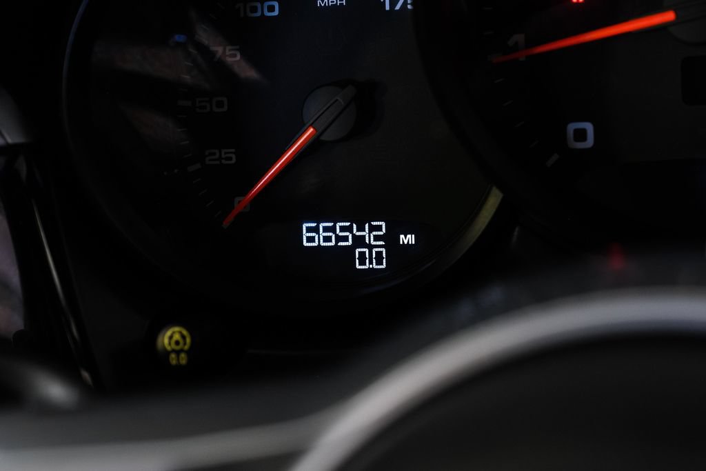 Used 2019 Porsche Macan w/ Premium Package AWD/4WD image 19