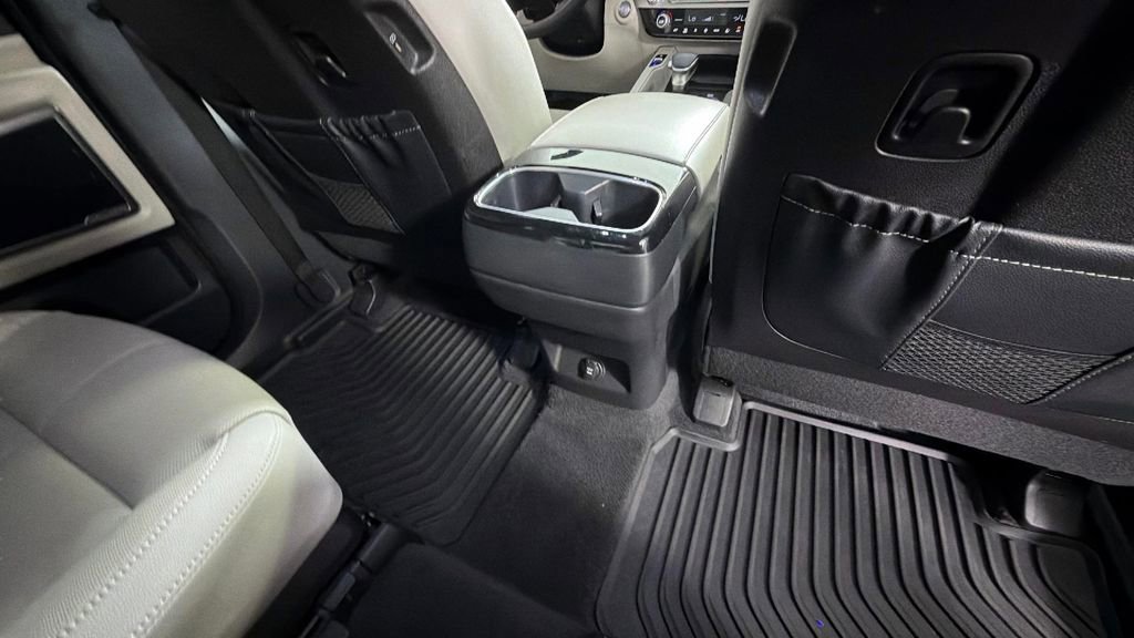 Used 2024 Kia Telluride EX w/ EX Captain's Chair Package FWD image 34