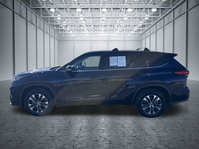 Used 2020 Toyota Highlander XLE AWD/4WD image 2