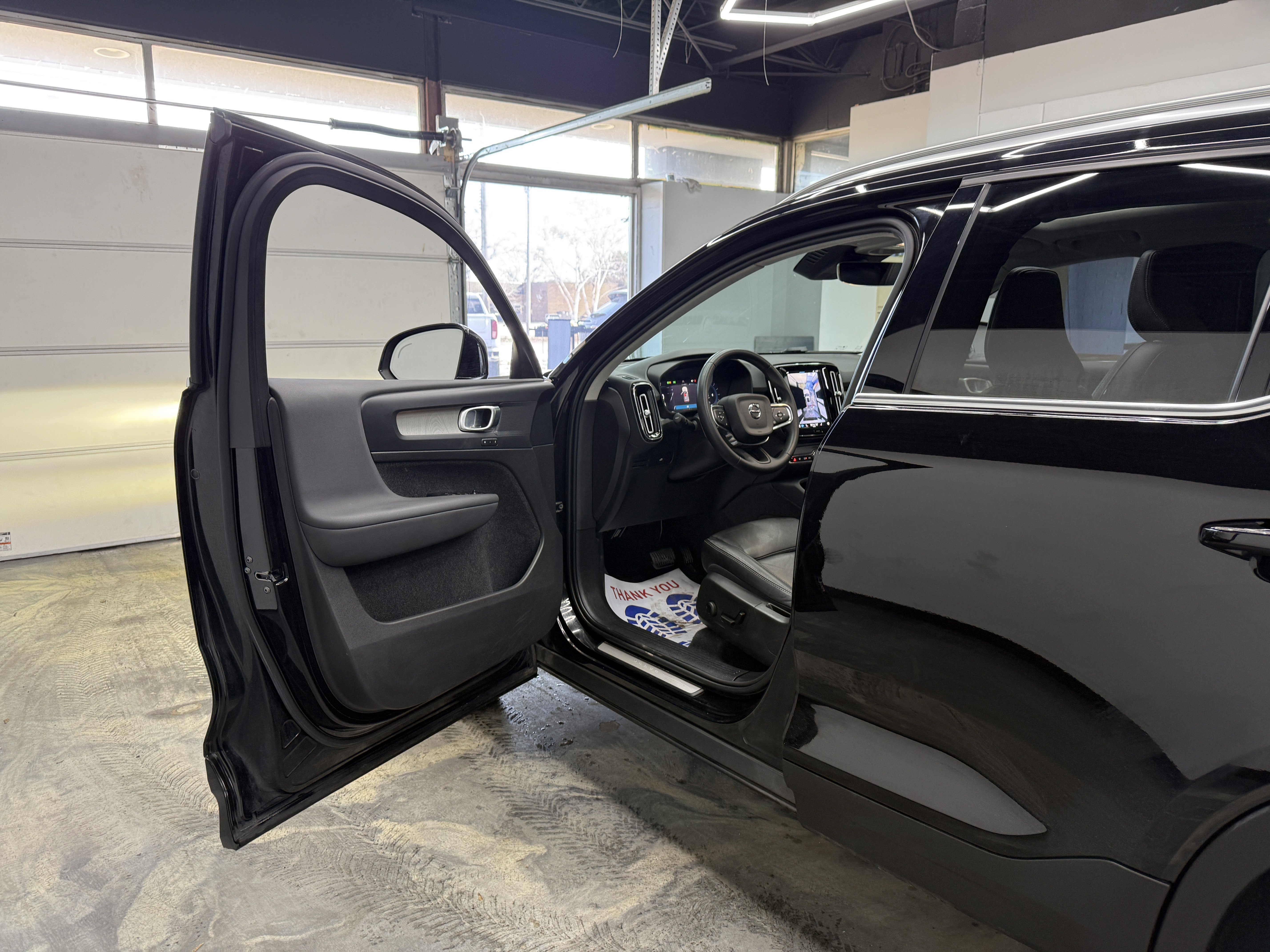 Used 2024 Volvo XC40 B5 Plus image 4