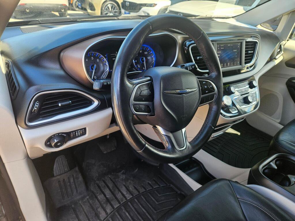 Used 2019 Chrysler Pacifica Touring-L FWD image 18