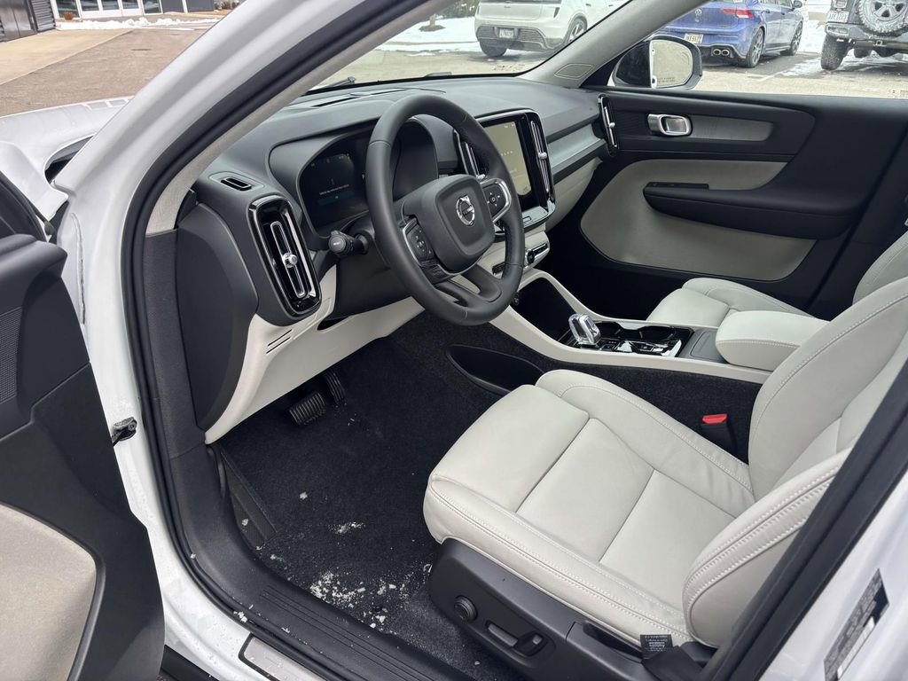 Used 2025 Volvo XC40 B5 Plus w/ Protection Package Premier image 24