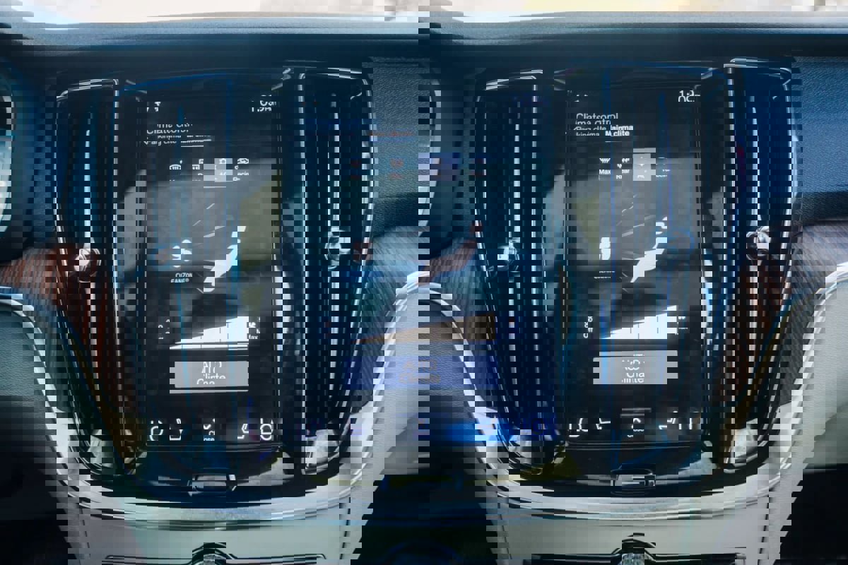 Used 2020 Volvo S60 T6 Momentum image 36