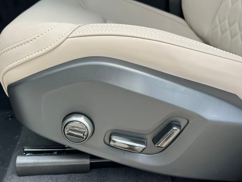 New 2026 Volvo XC90 T8 Plus w/ Protection Package Premier AWD/4WD image 11