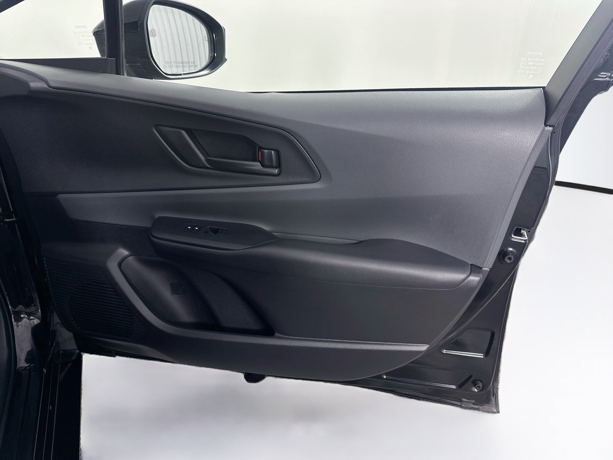 Used 2025 Toyota Prius LE FWD image 31