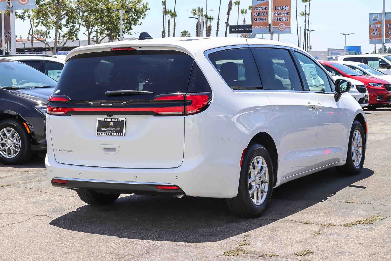 New 2027 Chrysler Pacifica Select FWD image 4