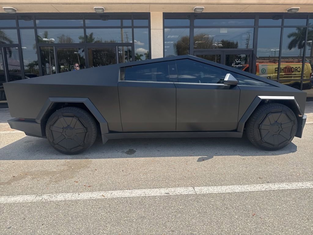 Used 2024 Tesla Cybertruck AWD Crew Cab image 7