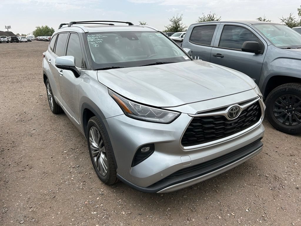 Used 2021 Toyota Highlander Platinum FWD image 2