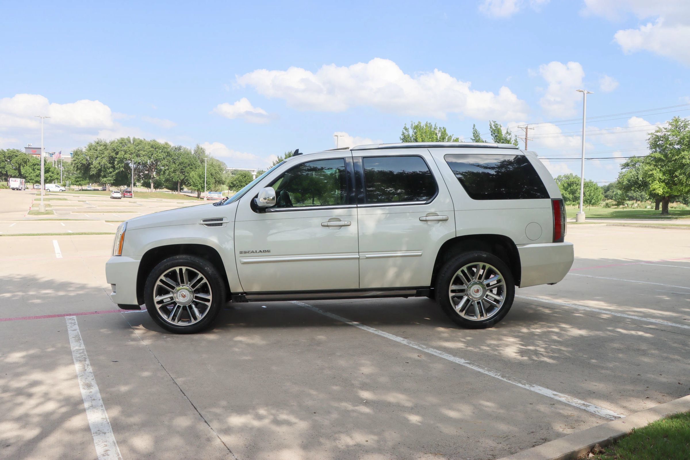 Used 2014 Cadillac Escalade Premium RWD image 4