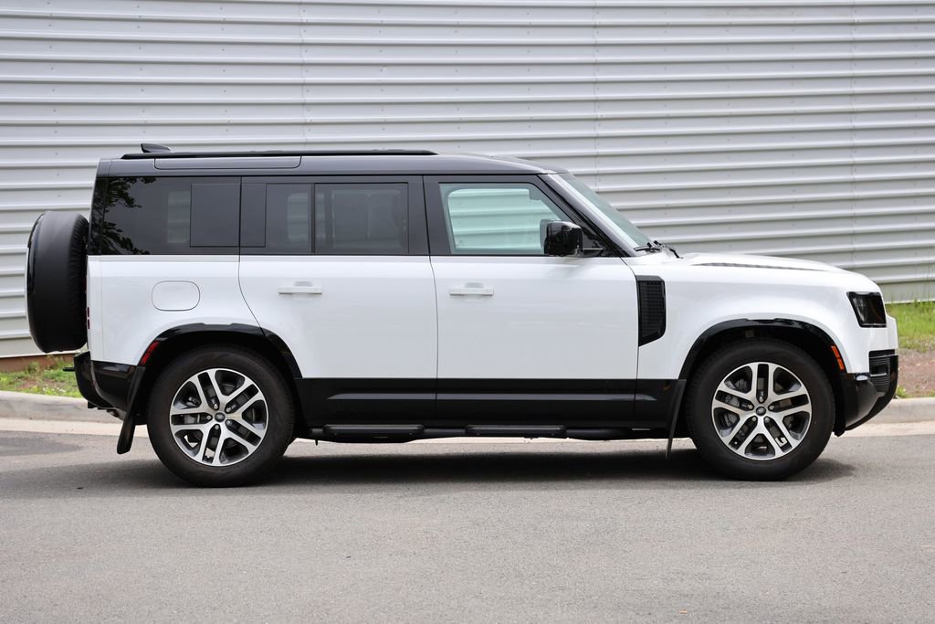Used 2025 Land Rover Defender 110 X-Dynamic SE AWD/4WD image 4