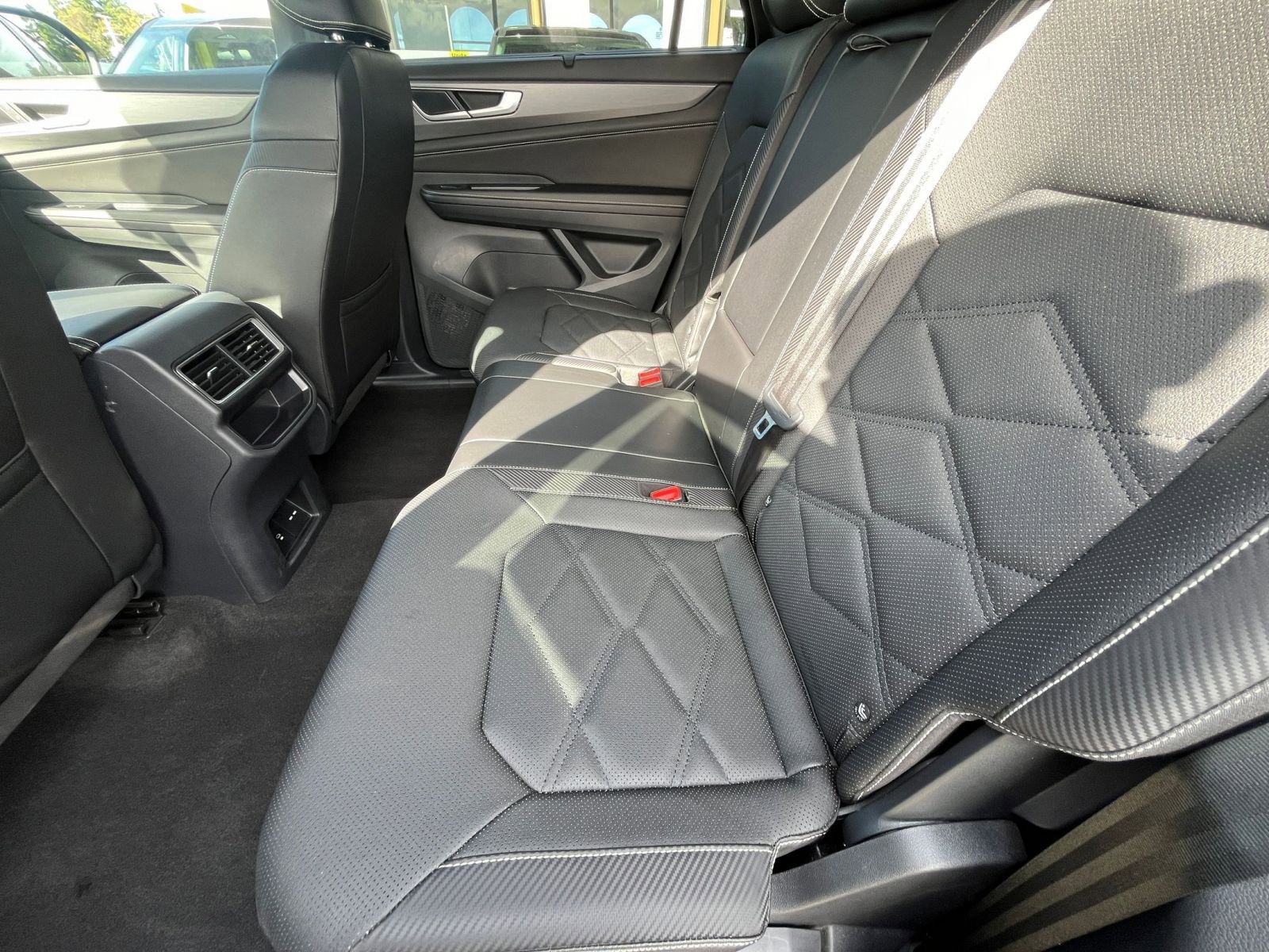 Used 2025 Volkswagen Atlas Cross Sport SE image 25