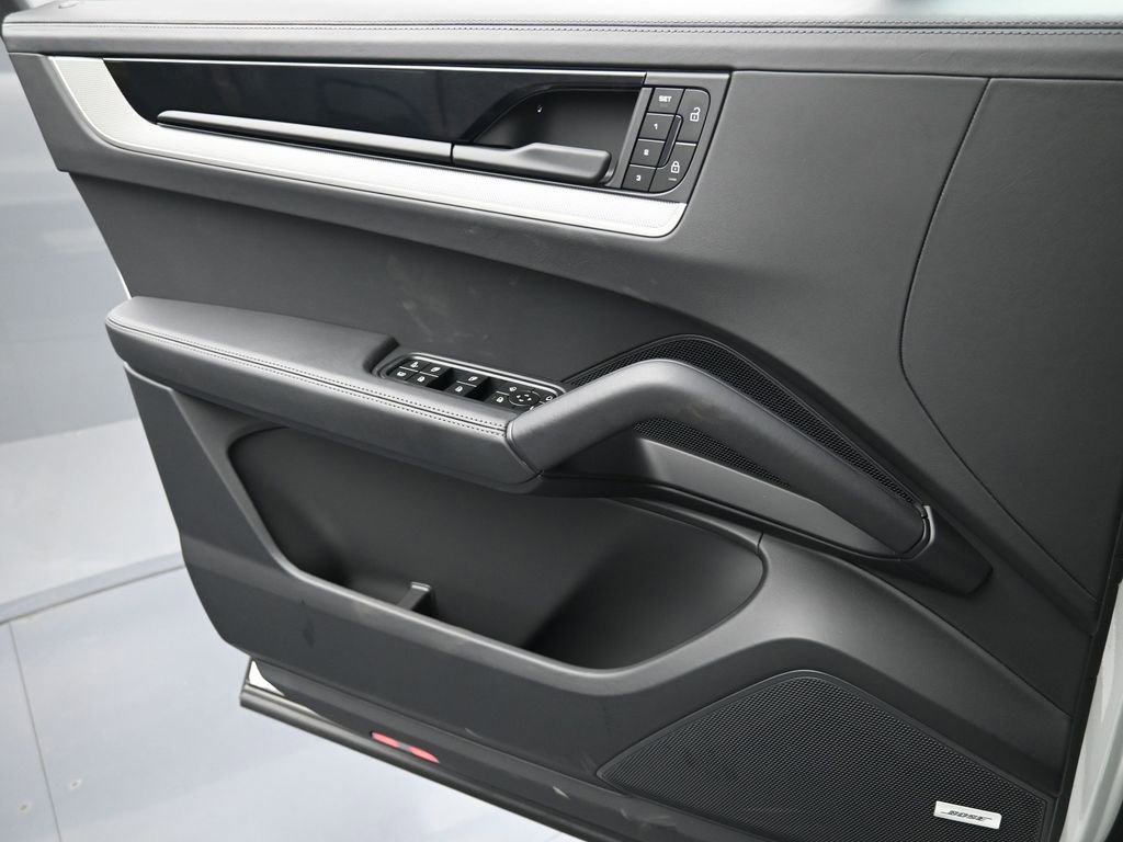 Certified 2025 Porsche Cayenne E-Hybrid AWD/4WD image 24