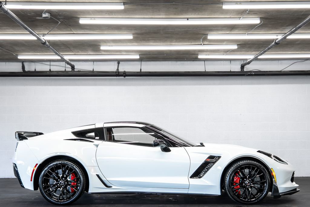 Used 2015 Chevrolet Corvette Z06 w/ 3LZ Preferred Equipment Group image 8