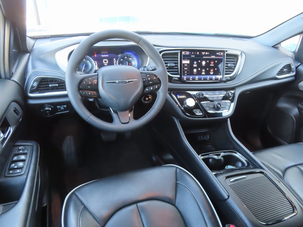 Certified 2025 Chrysler Pacifica Limited image 4