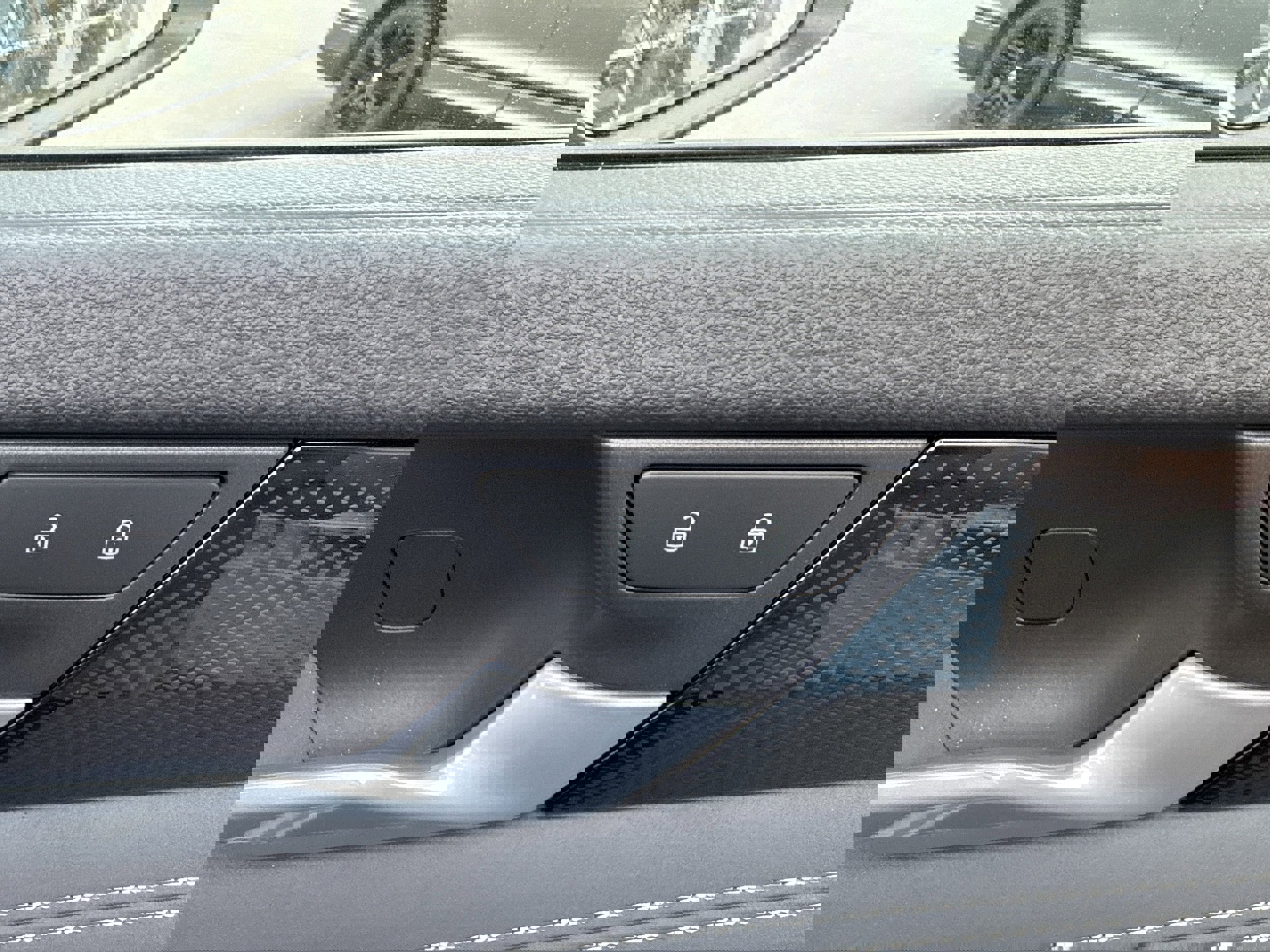 New 2025 Volkswagen Tiguan SE image 30