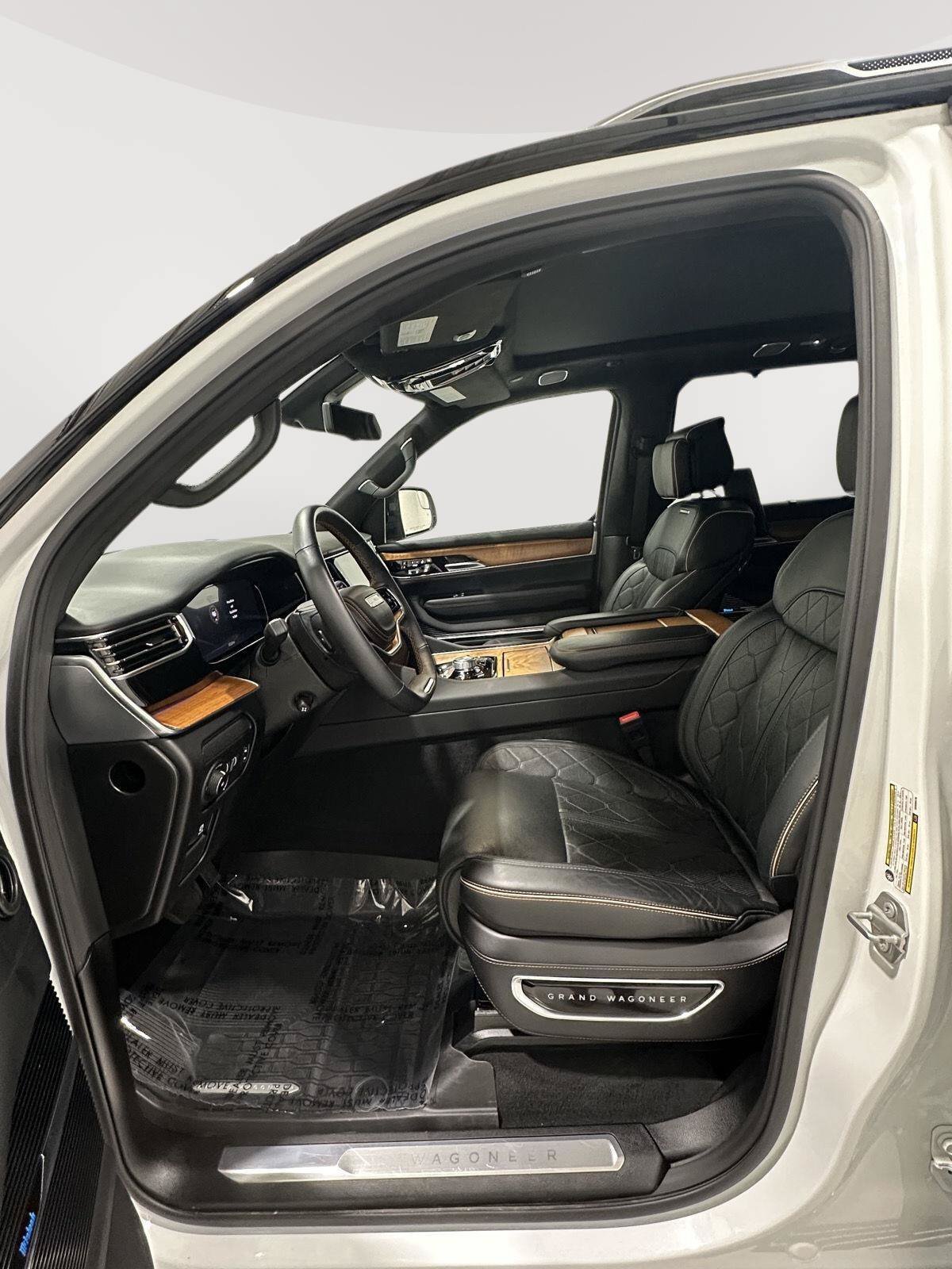 Used 2025 Jeep Grand Wagoneer L Series III w/ Rear-Seat Entertainment Group AWD/4WD image 21