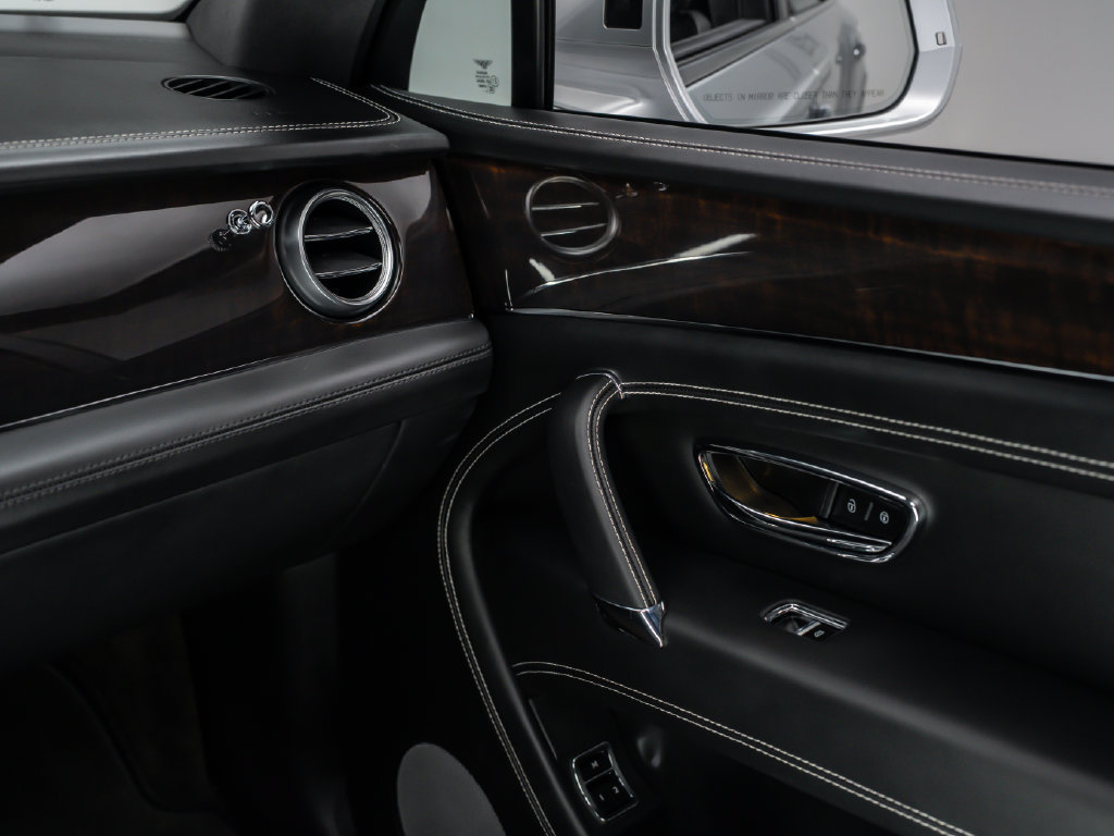 Used 2019 Bentley Bentayga AWD/4WD image 32