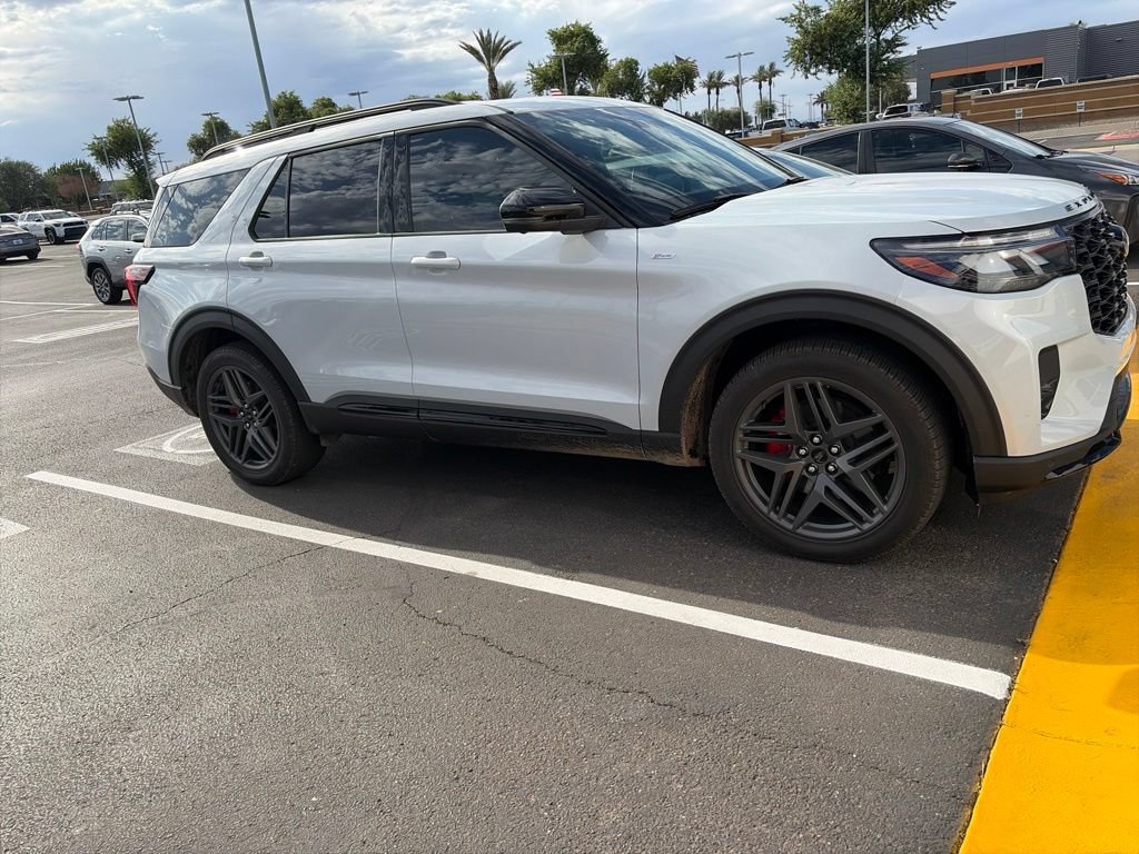 Used 2026 Ford Explorer ST-Line w/ ST-Line Street Pack AWD/4WD image 4