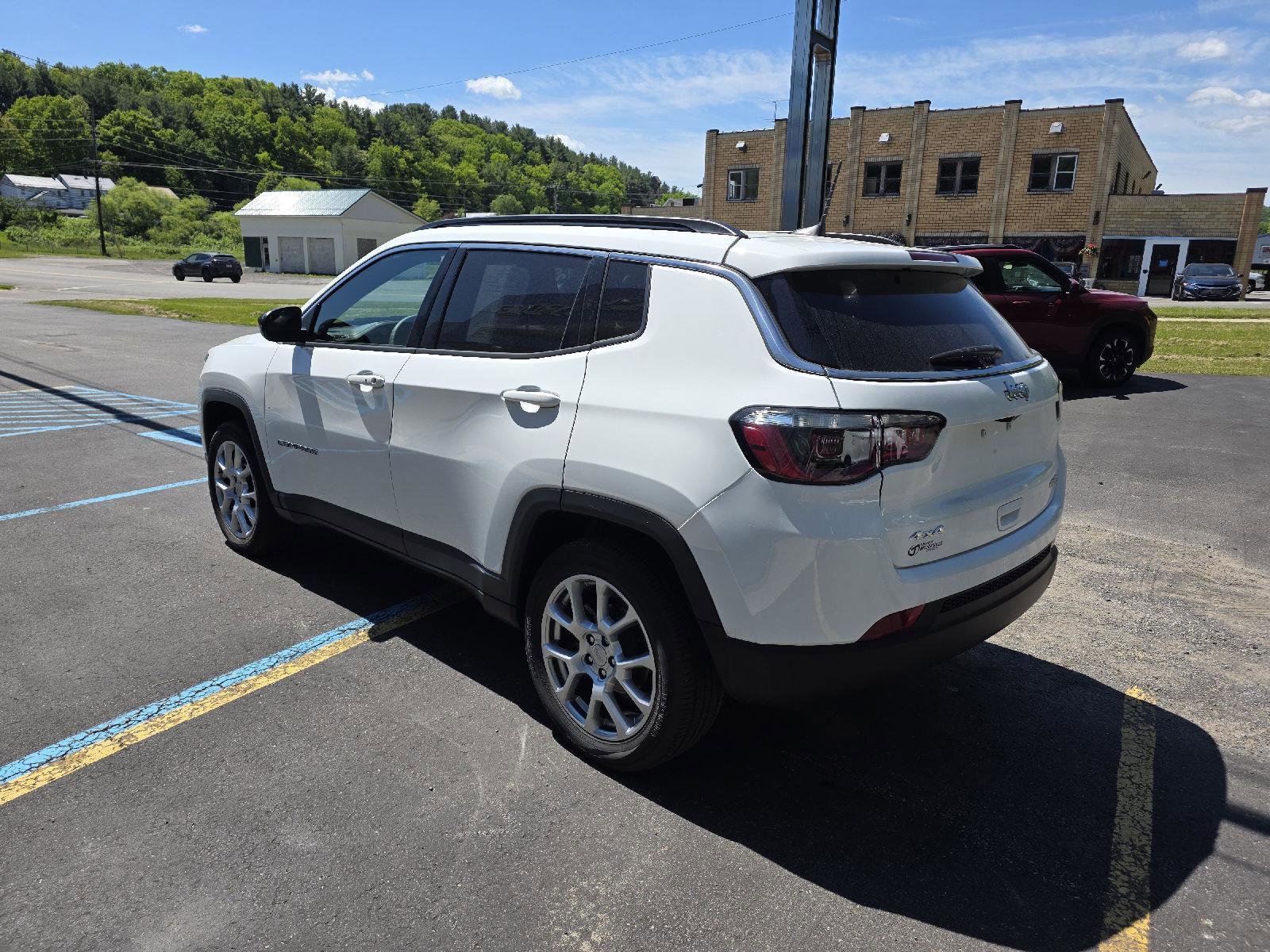Used 2023 Jeep Compass Latitude AWD/4WD image 5