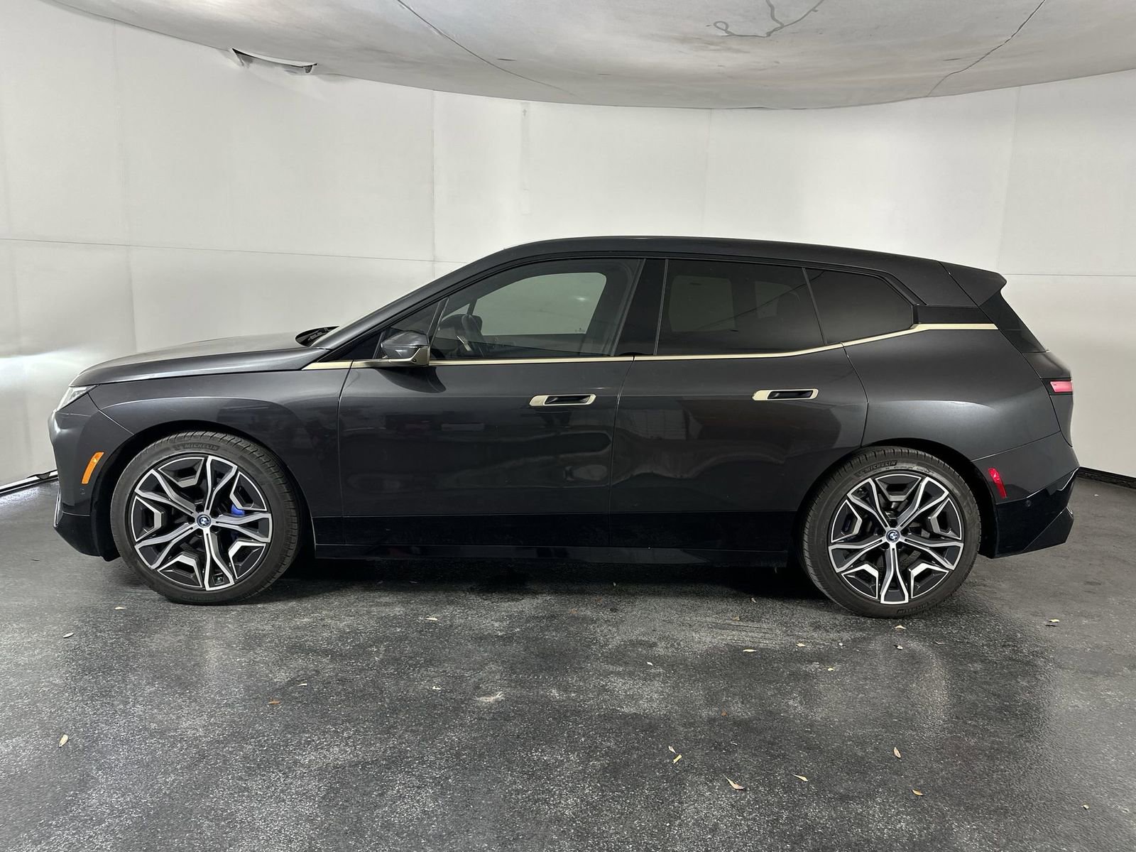Used 2022 BMW iX xDrive50 w/ Premium Package image 5