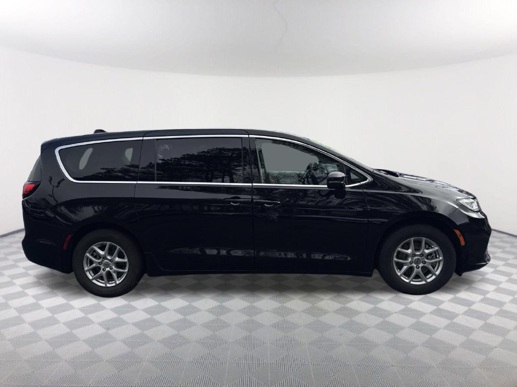 Used 2024 Chrysler Pacifica Touring-L FWD image 4