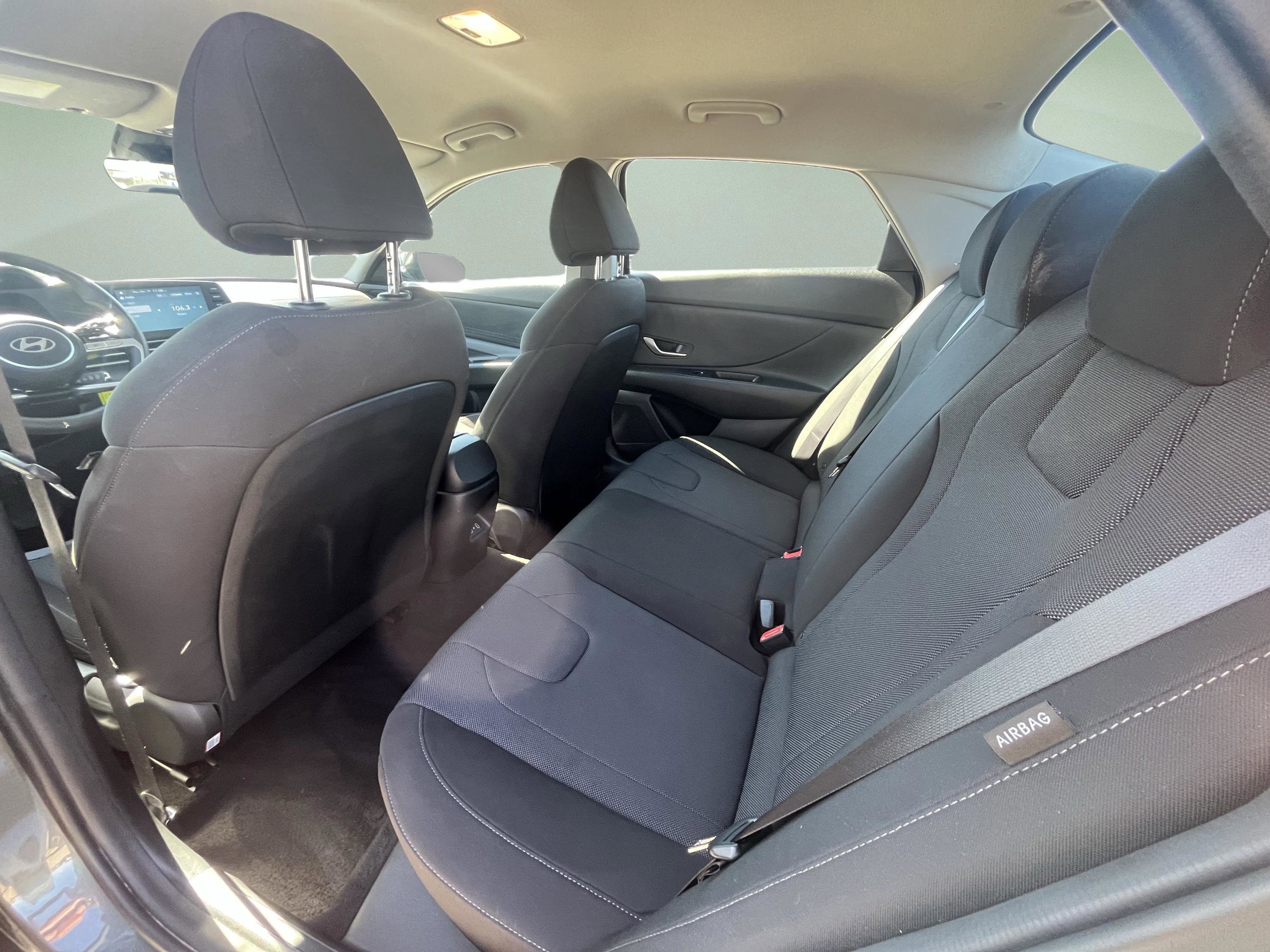 Used 2025 Hyundai Elantra SE w/ Cargo Package image 27