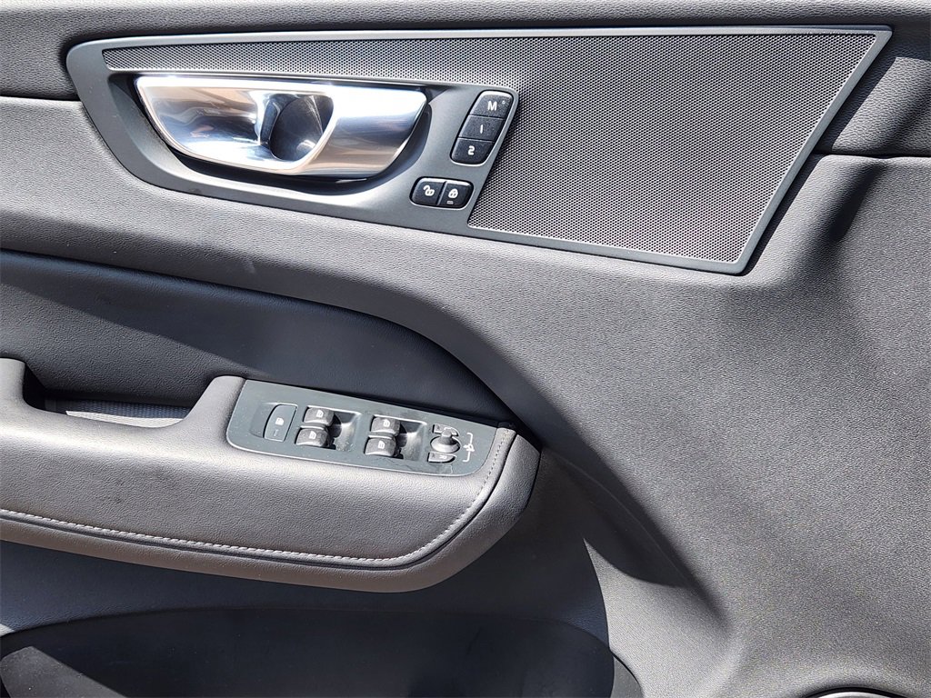 Used 2025 Volvo XC60 B5 Core image 3