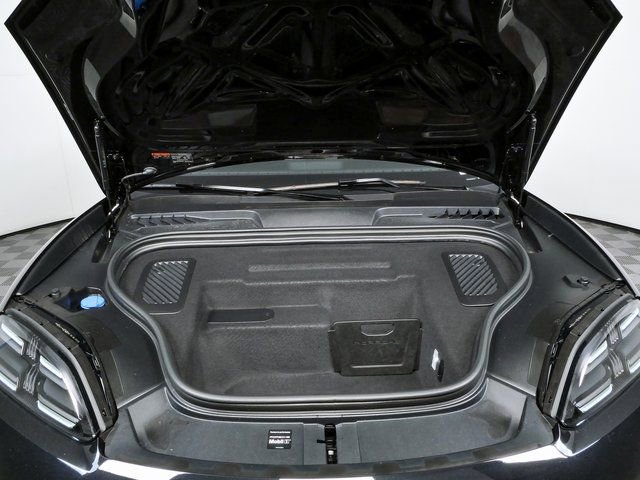 Certified 2025 Porsche Macan Electric RWD image 35