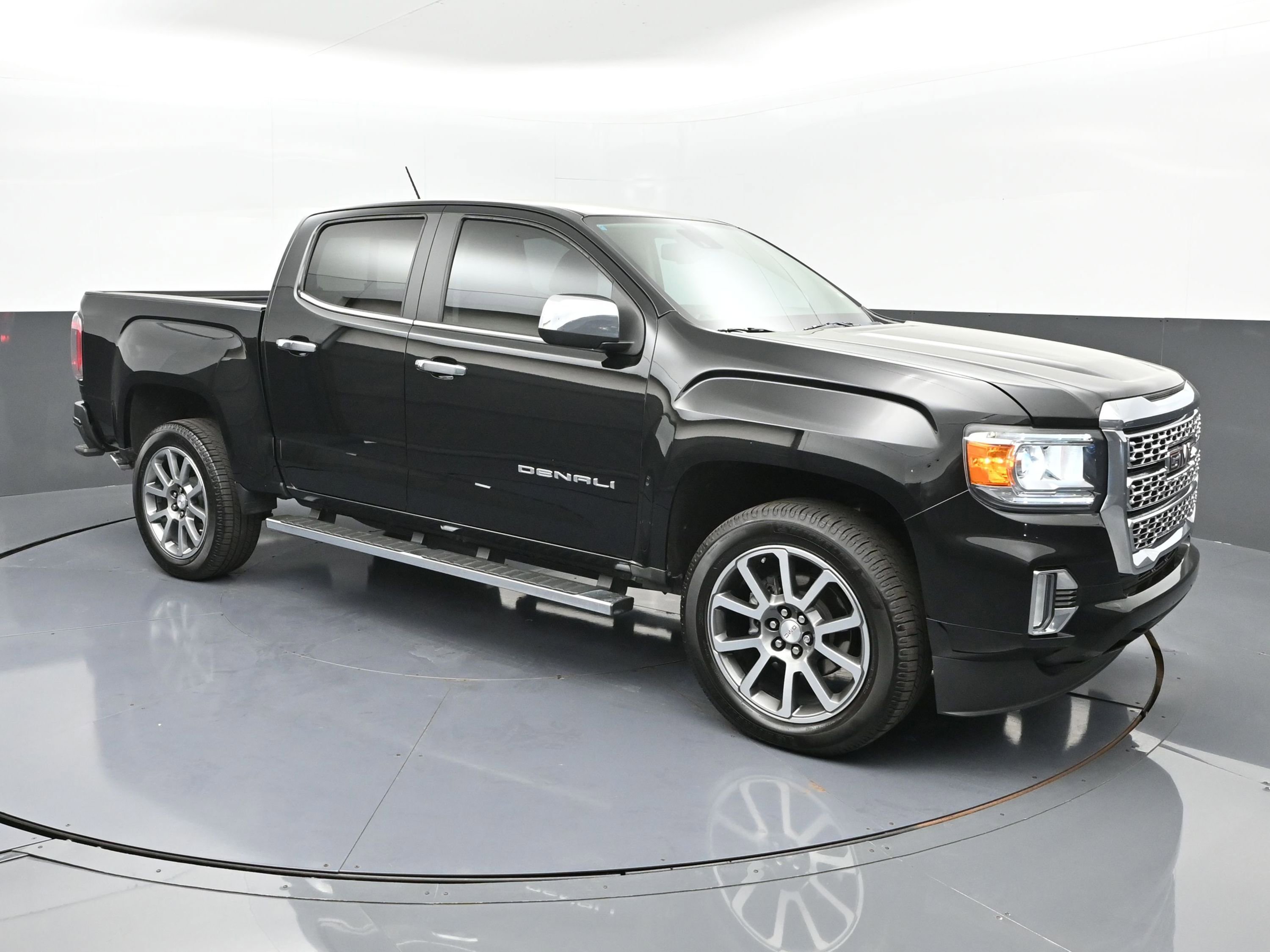Used 2022 GMC Canyon Denali image 2