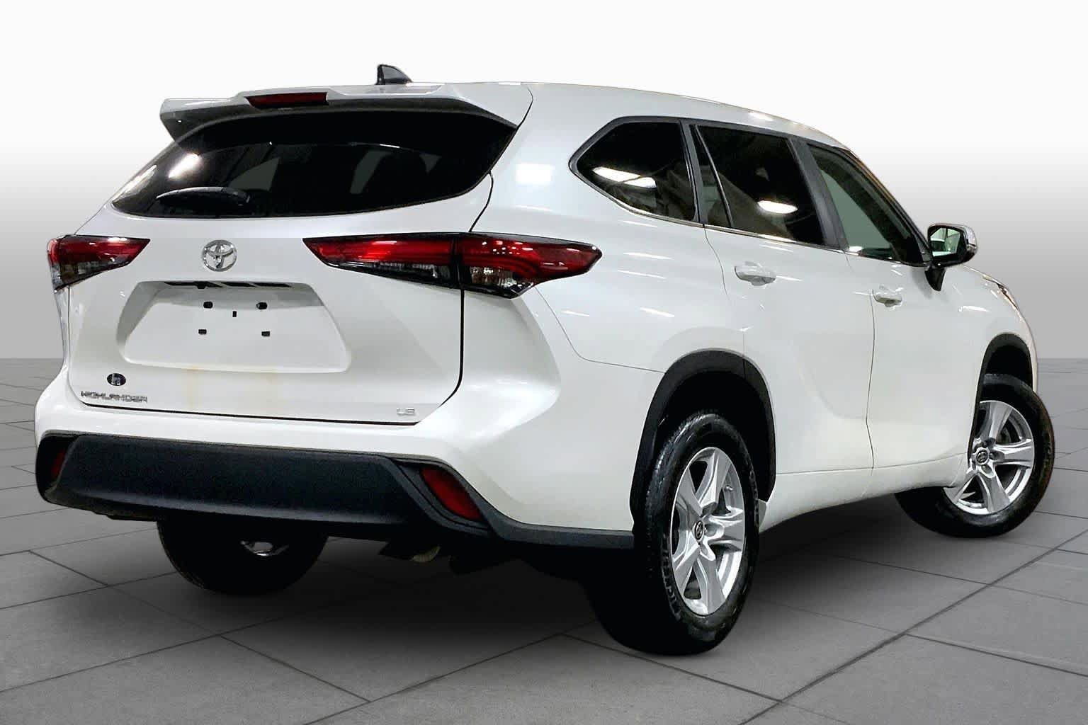 Used 2023 Toyota Highlander LE FWD image 13