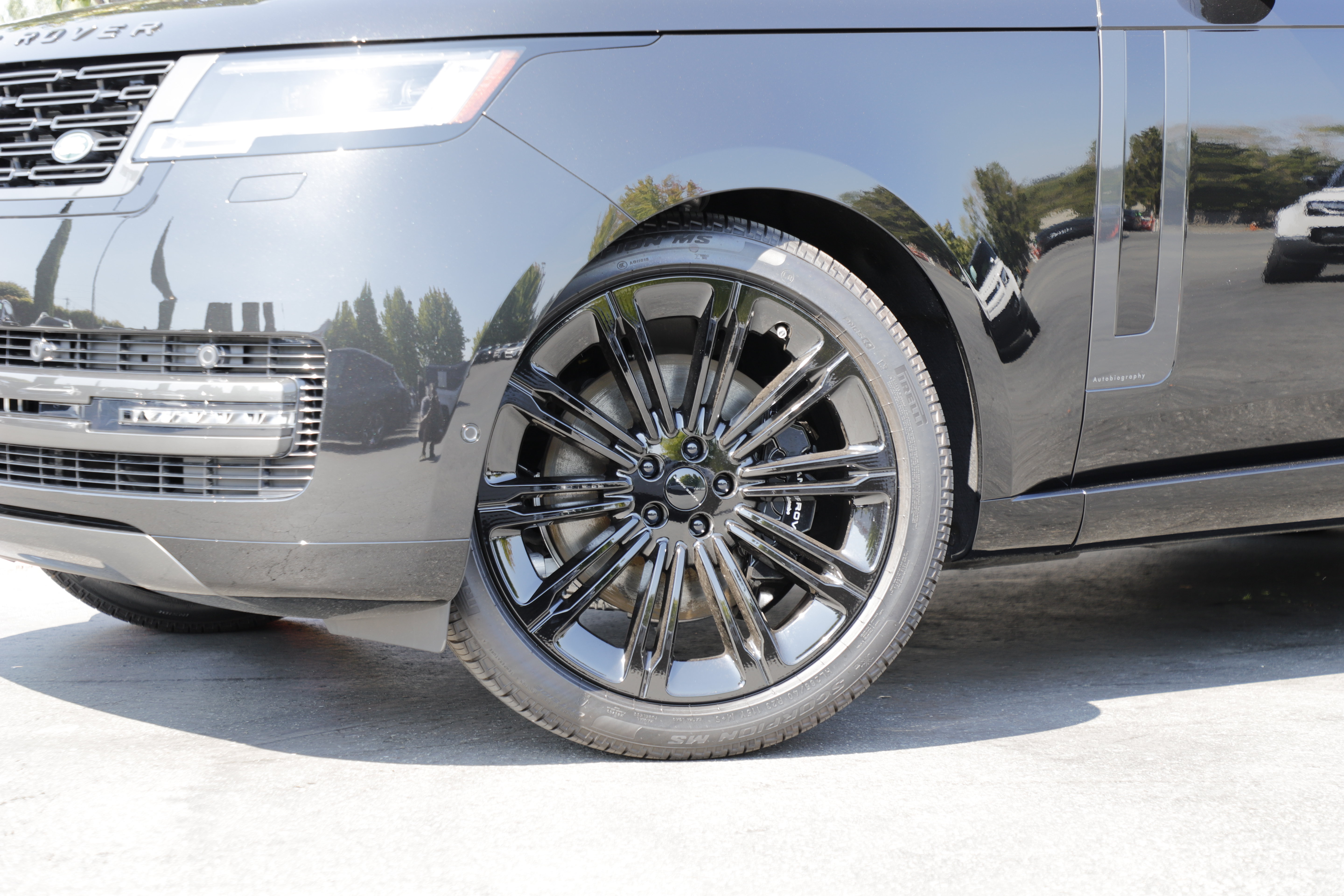 New 2026 Land Rover Range Rover Long Wheelbase Autobiography AWD/4WD image 2