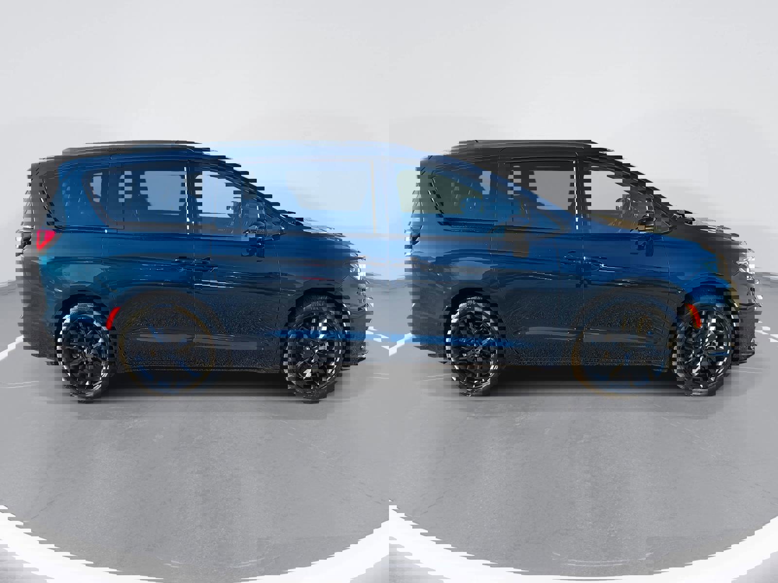 Used 2025 Chrysler Pacifica Limited image 4