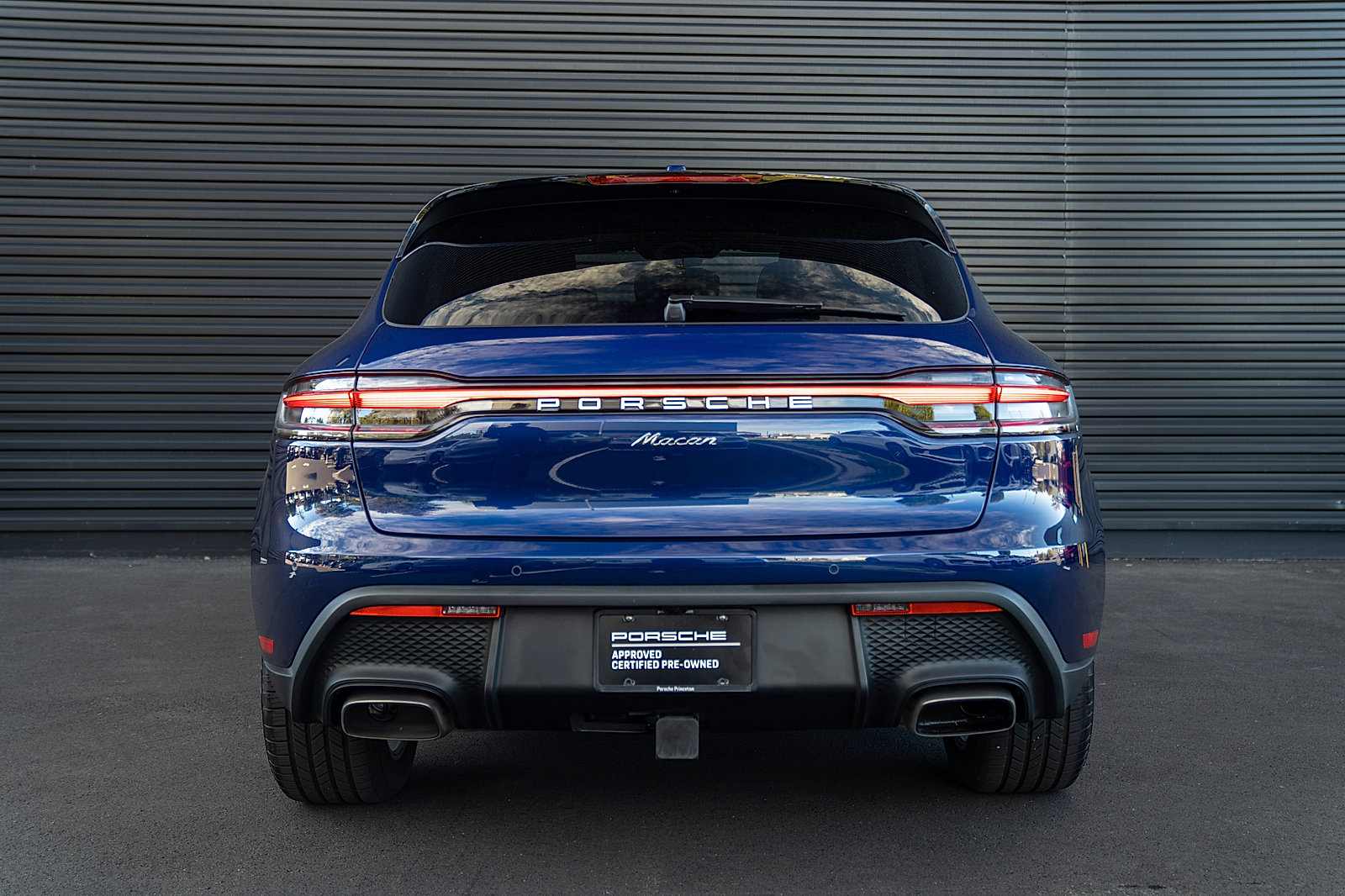 Certified 2025 Porsche Macan AWD/4WD image 30