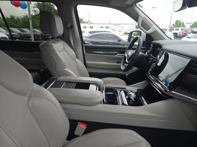 Used 2022 Jeep Wagoneer Series II AWD/4WD image 15