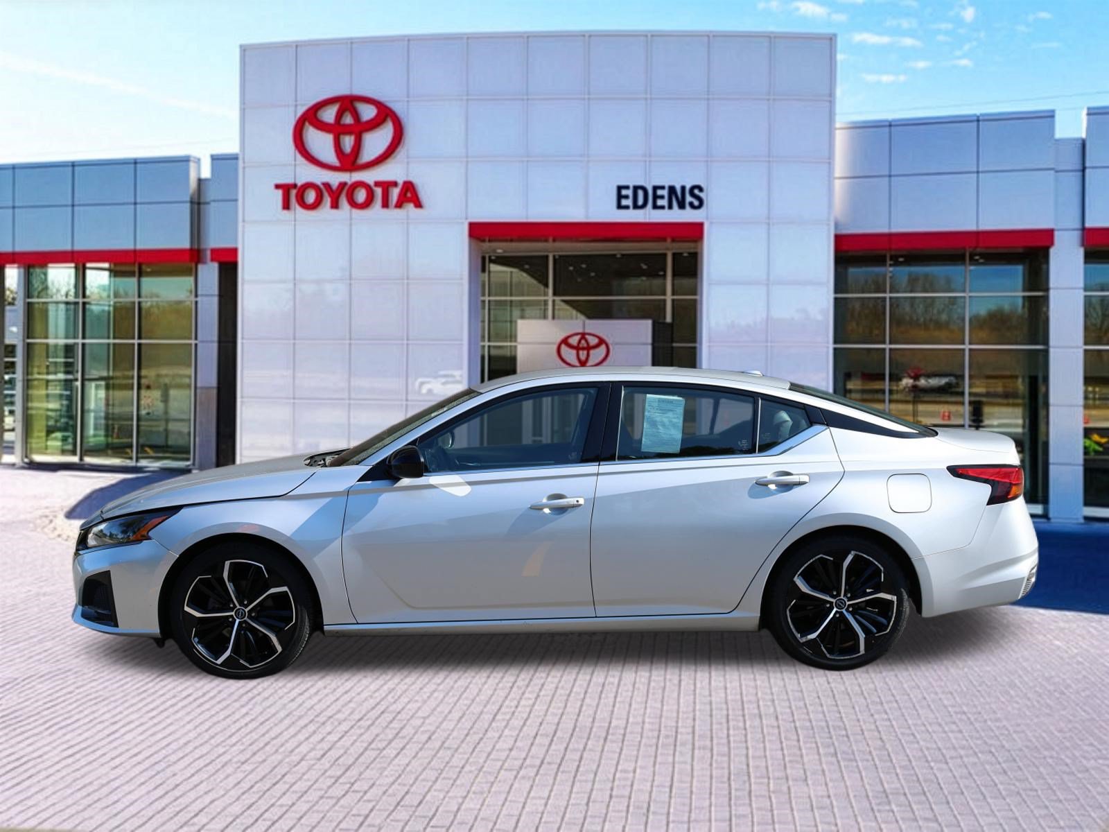 Used 2024 Nissan Altima 2.5 SR FWD image 8