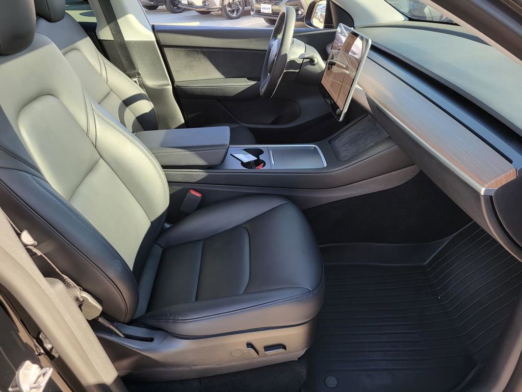 Used 2022 Tesla Model Y Long Range image 9