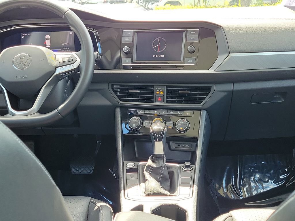 Used 2023 Volkswagen Jetta SE w/ Panoramic Sunroof Package image 15