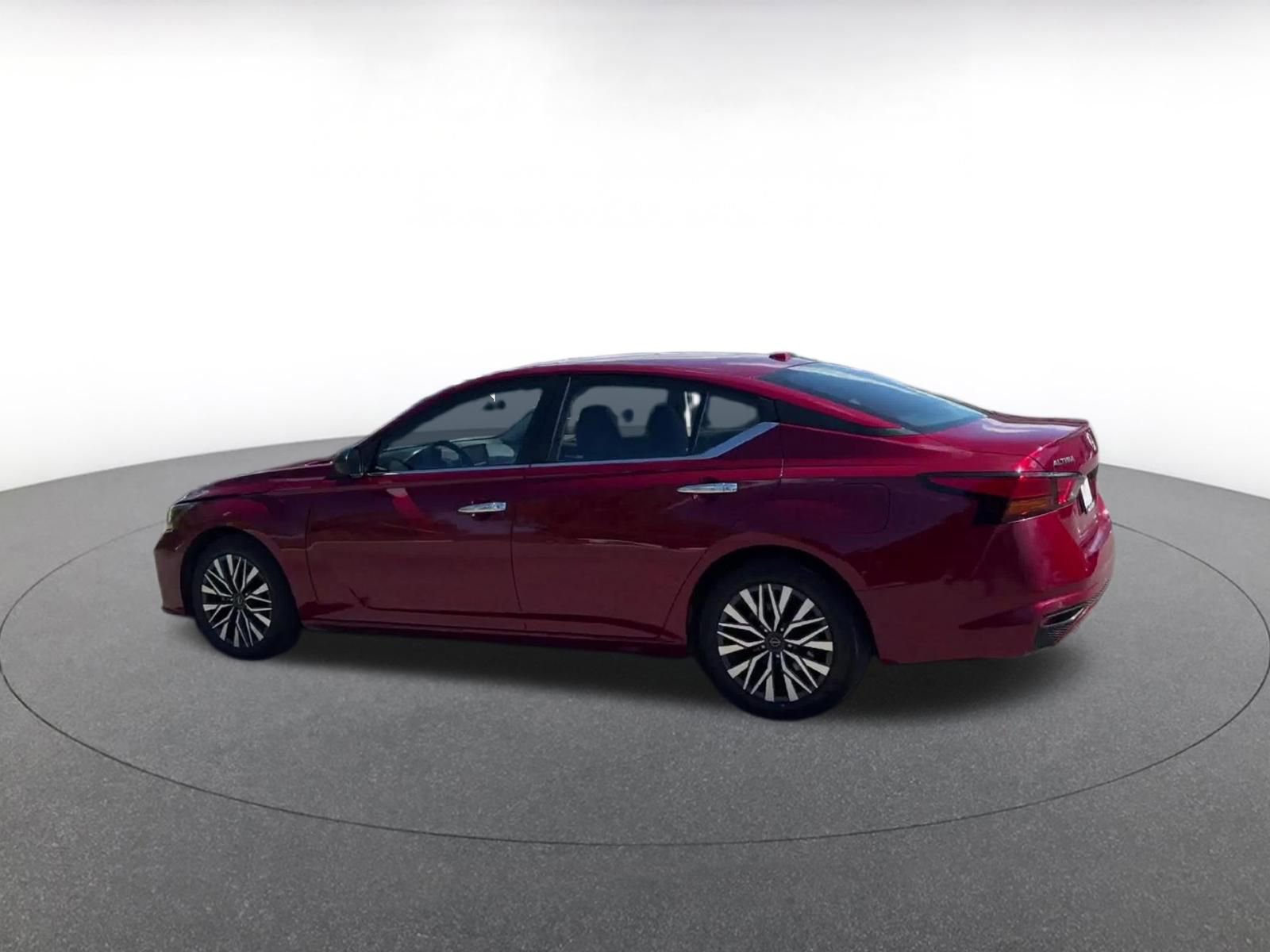 Used 2025 Nissan Altima 2.5 SV FWD image 9