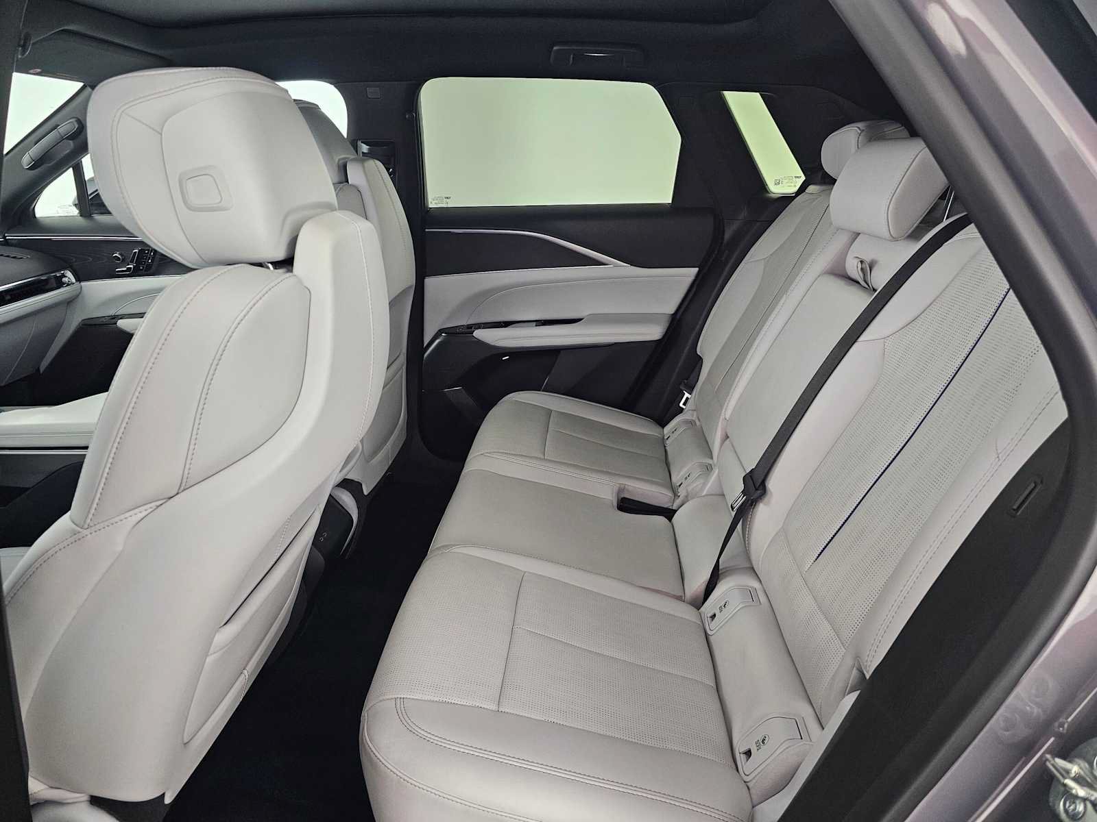 Used 2025 Cadillac Lyriq Luxury AWD/4WD image 16