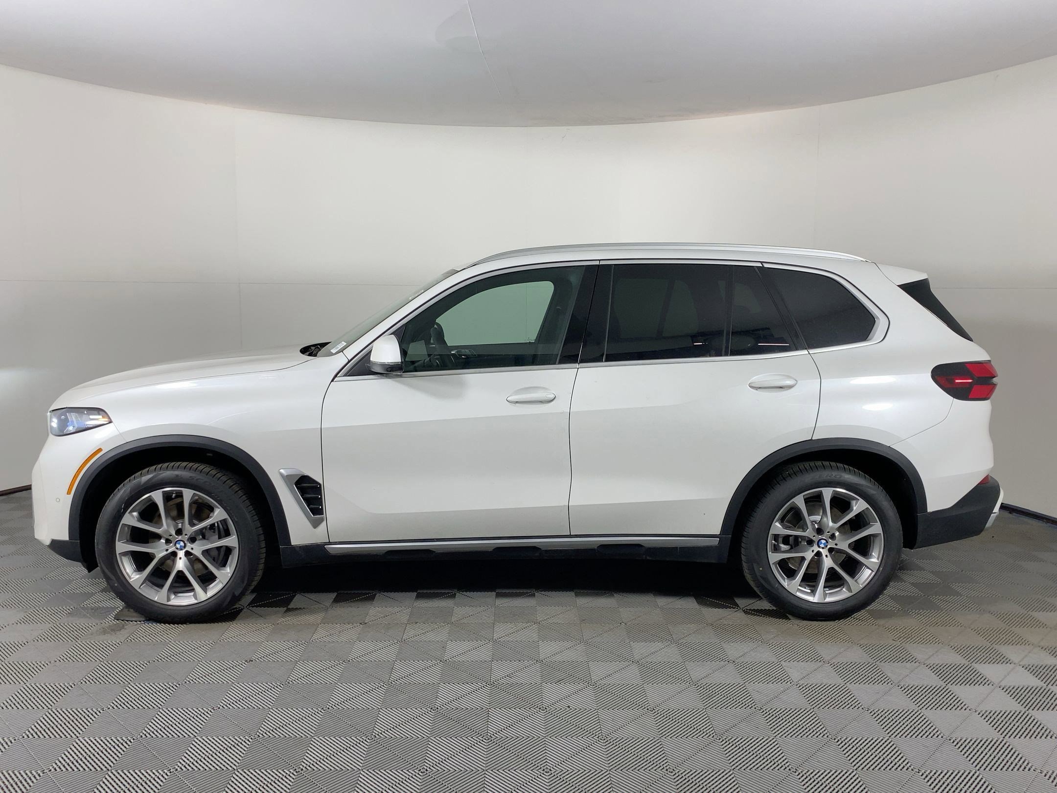 Used 2026 BMW X5 sDrive40i w/ Premium Package image 2