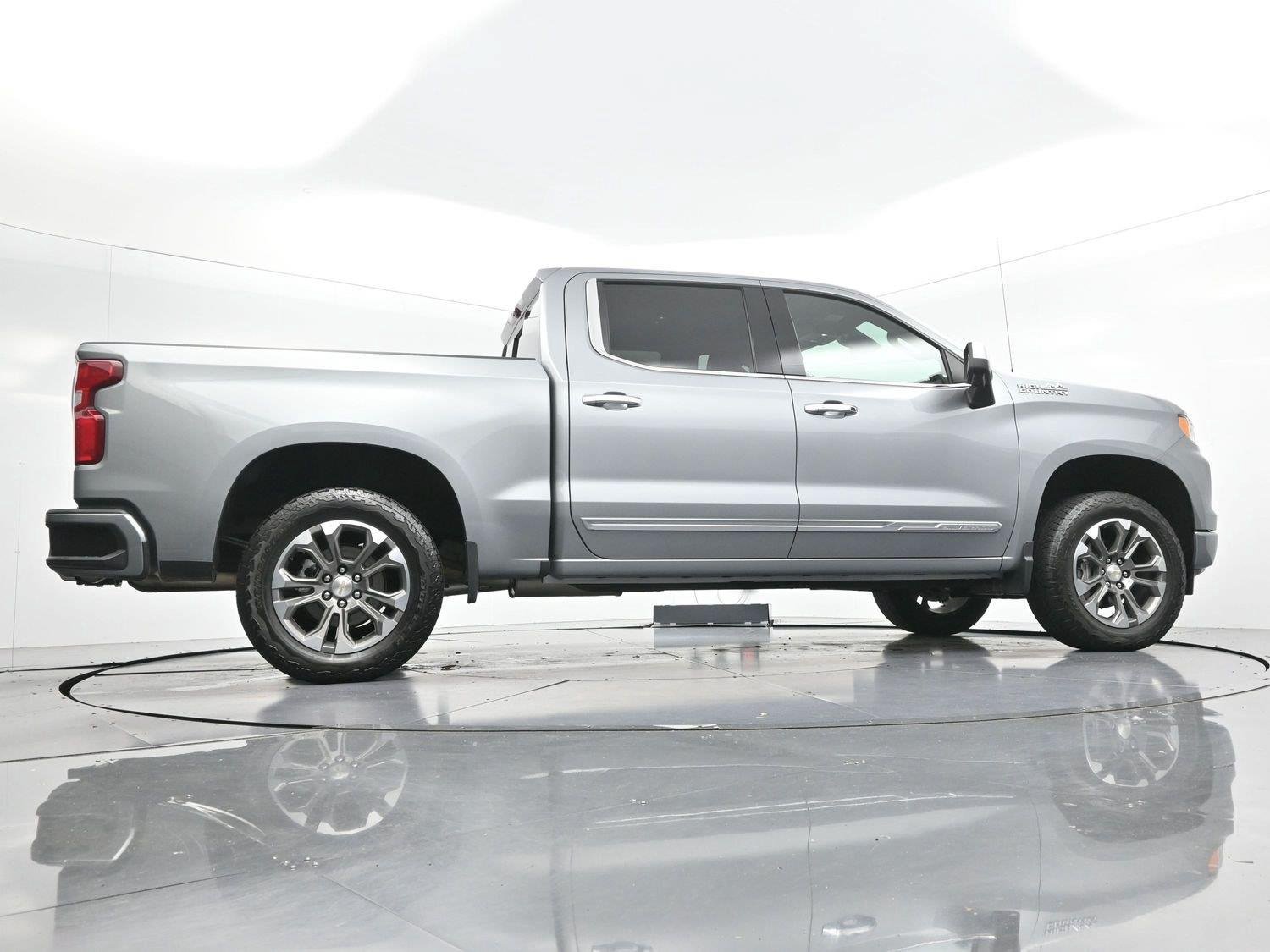Used 2025 Chevrolet Silverado 1500 High Country w/ Technology Package AWD/4WD image 52