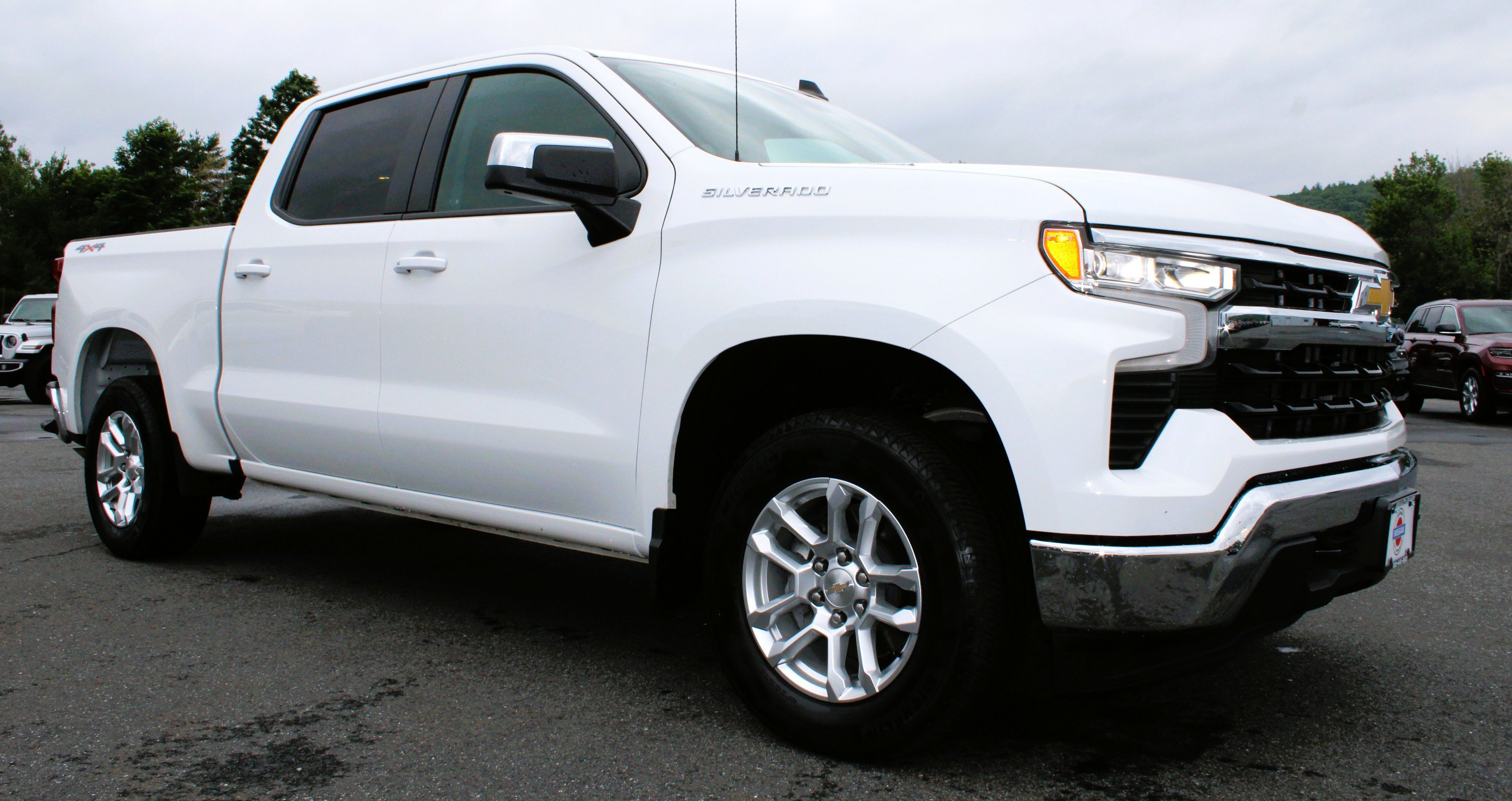 Used 2025 Chevrolet Silverado 1500 LT AWD/4WD image 5