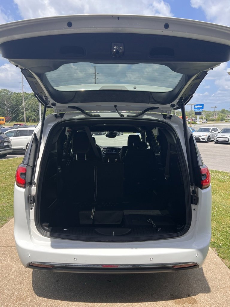 Used 2025 Chrysler Pacifica Select image 36