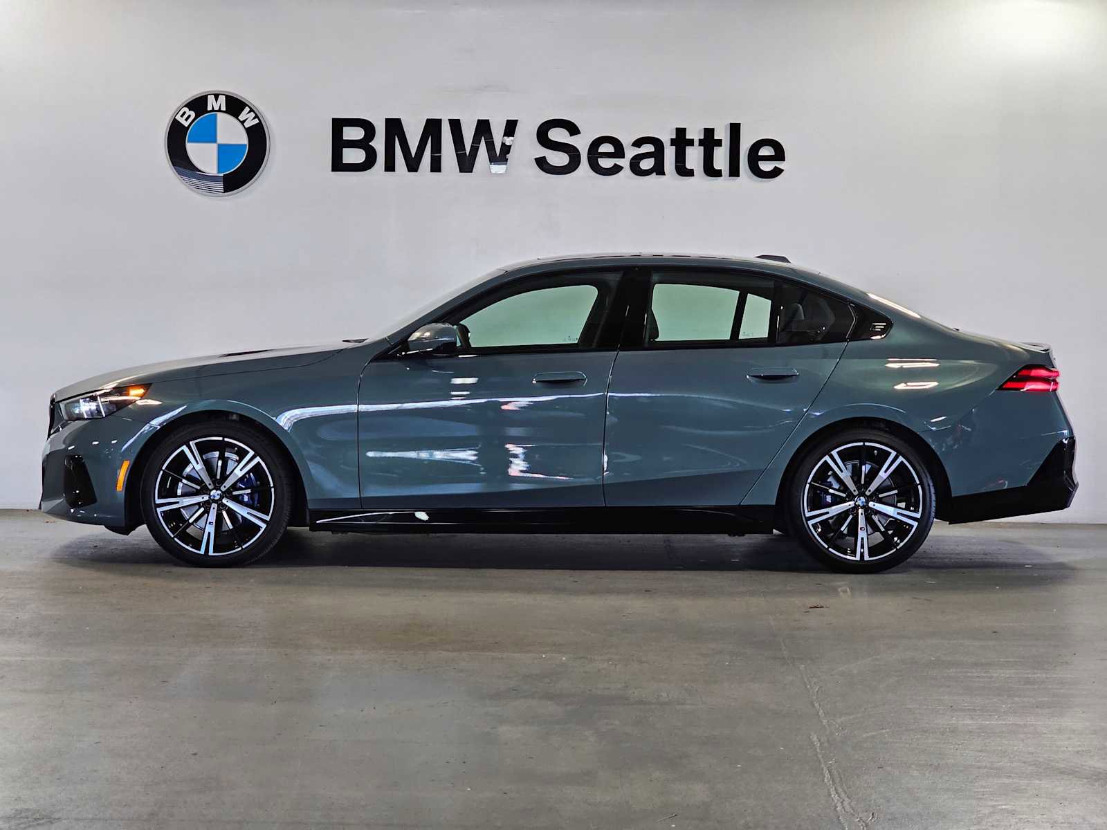 Used 2025 BMW 530i xDrive w/ M Sport Package image 3