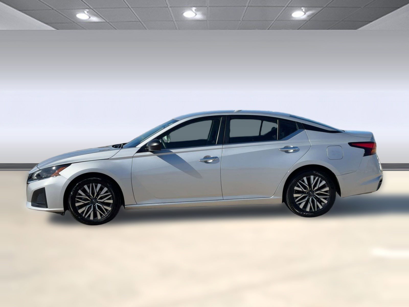 Used 2024 Nissan Altima 2.5 SV image 2