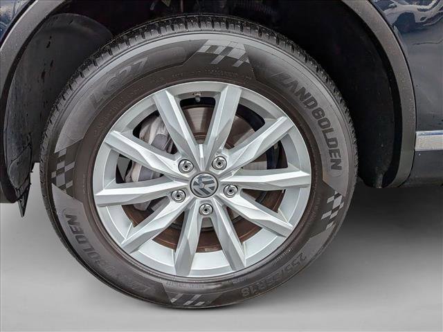 Used 2017 Volkswagen Touareg Sport image 24